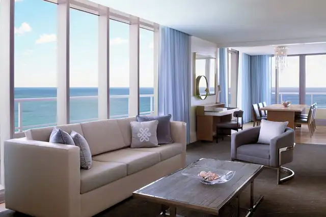 The Ritz-Carlton en Fort Lauderdale, habitación con balcón amplio y sofá