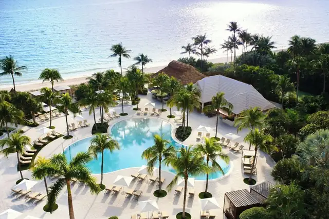El Ritz-Carlton Key Biscayne en Miami, resort con pileta central rodeada de palmeras