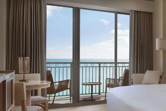 El Ritz-Carlton Key Biscayne en Miami, habitación con ventanal y cama