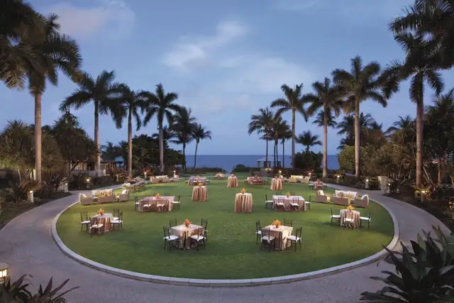 El Ritz-Carlton Key Biscayne en Miami, comedor exterior circular con mesas y sillas