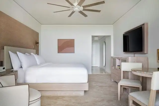 El Ritz-Carlton Key Biscayne en Miami, habitación moderna con cama grande y televisor