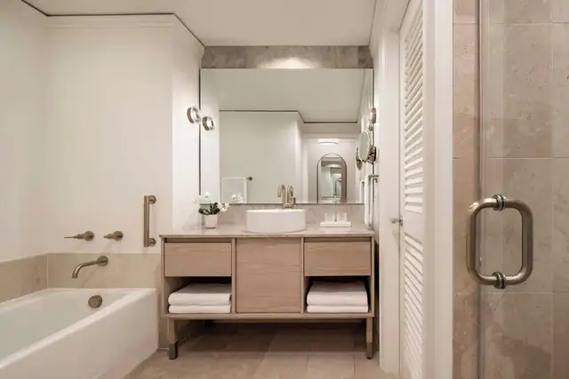 El Ritz-Carlton Key Biscayne en Miami, baño moderno con bañera y tocador