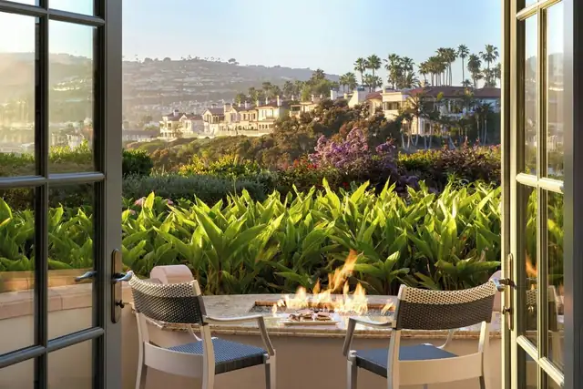 Ritz-Carlton Laguna Niguel en Dana Point, vista general del resort sobre la costa