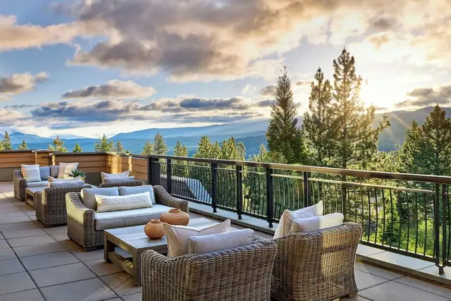 Ritz-Carlton Lake Tahoe en Truckee, balcón con muebles de mimbre y baranda