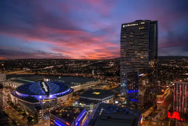 The Ritz-Carlton en Los Ángeles, fachada moderna de vidrio del edificio
