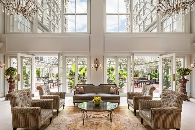 Ritz-Carlton en Nueva Orleans, sala amplia con ventanal, sofá y sillones
