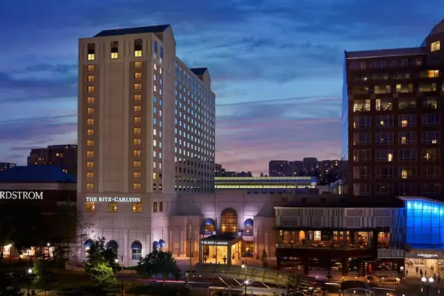 Ritz-Carlton Pentagon City en Arlington, fachada del hotel con entrada destacada y varias plantas