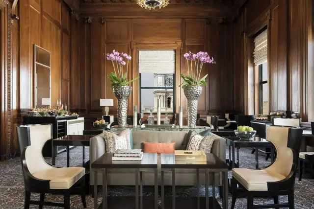 The Ritz-Carlton en Filadelfia, comedor formal con mesa alta y varias sillas