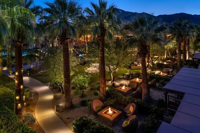 Ritz-Carlton Rancho Mirage, resort con zonas de estar al aire libre y palmeras