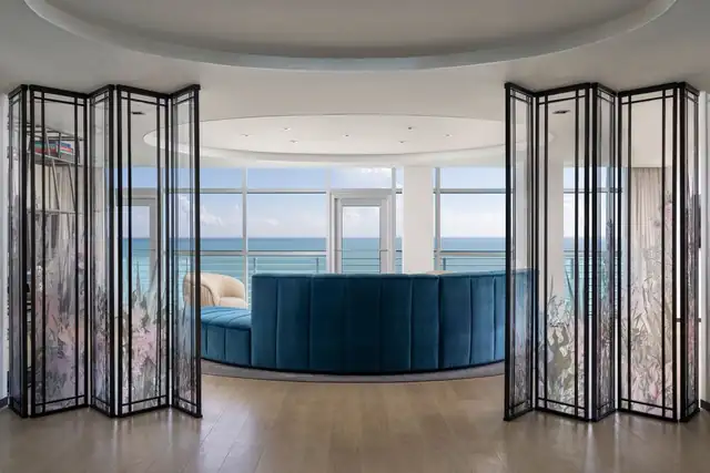 The Ritz-Carlton South Beach en Miami Beach, habitación moderna con sofá curvo azul