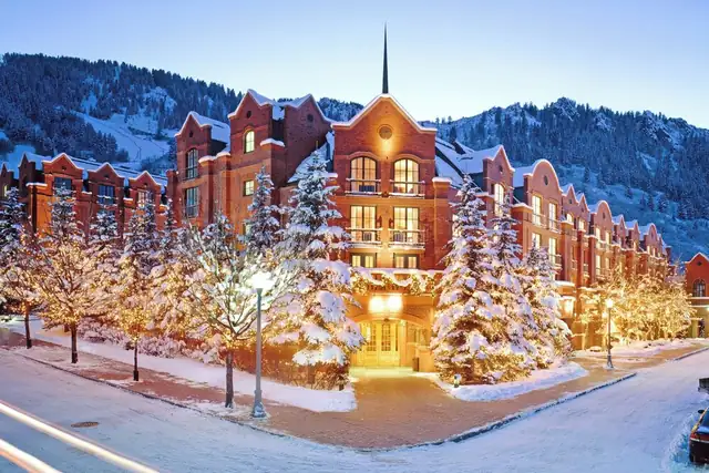 The St. Regis Aspen en Aspen, fachada del hotel con su entrada principal