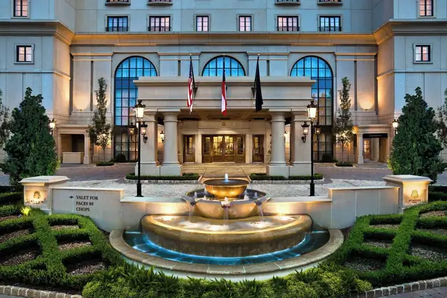 The St. Regis Atlanta en Atlanta, fachada imponente con entrada central