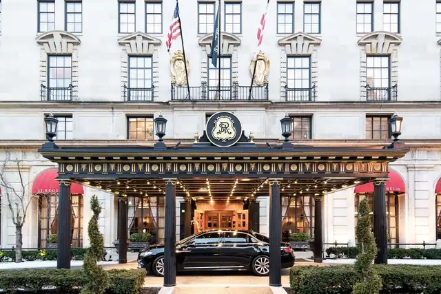 St. Regis Washington en Washington DC, entrada con marquesina, columnas y banderas