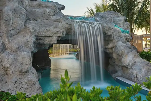 St. Regis en Longboat Key, formación de rocas con una cascada