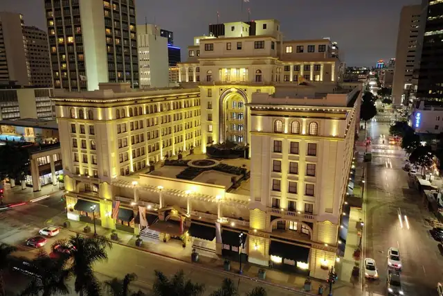 The US Grant en San Diego, fachada del hotel histórico con patio central