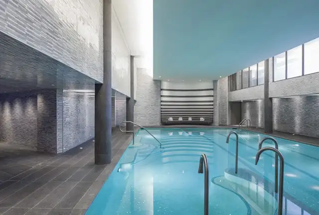 The Watergate Hotel en Washington, pileta cubierta con ambiente de spa