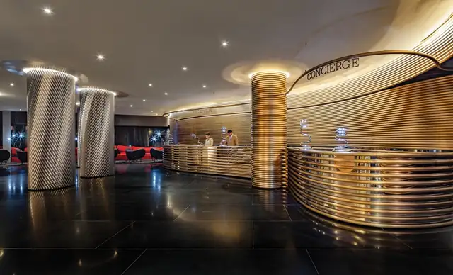 The Watergate Hotel en Washington, lobby moderno con recepción