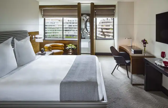 The Watergate Hotel en Washington, habitación moderna con cama grande