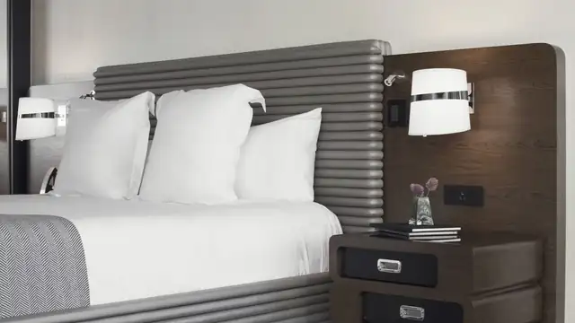 The Watergate Hotel en Washington, habitación moderna con gran ventanal