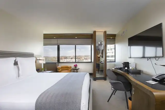 The Watergate Hotel en Washington, habitación con cama grande y decoración moderna
