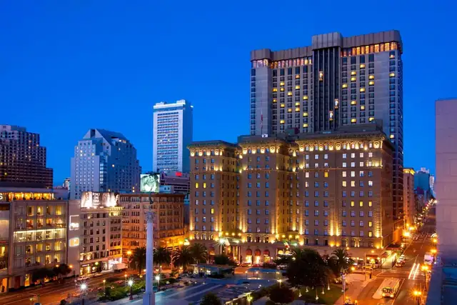 Westin St. Francis en San Francisco, edificio alto con varios pisos y grandes ventanas