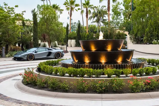 Waldorf Astoria Beverly Hills en Los Ángeles, fuente de varios niveles