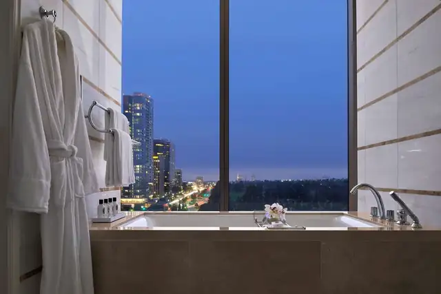 Waldorf Astoria Beverly Hills en Los Ángeles, baño moderno con gran ventana