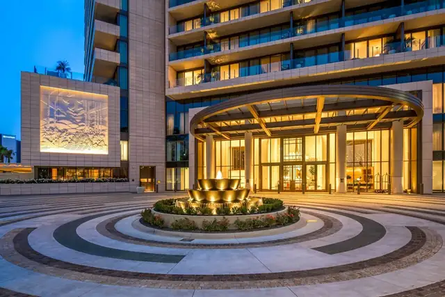 Waldorf Astoria Beverly Hills en Los Ángeles, entrada del hotel con rotonda