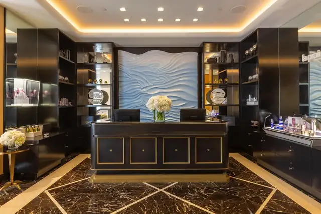 Waldorf Astoria Beverly Hills en Los Ángeles, recepción con piso de mármol