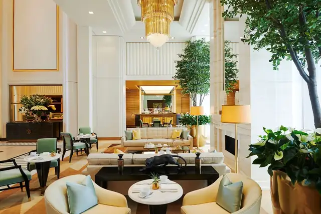 Waldorf Astoria Beverly Hills en Los Ángeles, vestíbulo amplio con araña