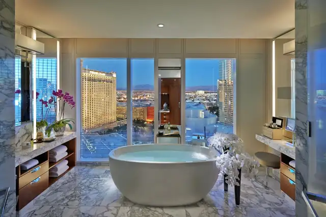 Waldorf Astoria en Las Vegas, baño moderno con gran bañera y mármol