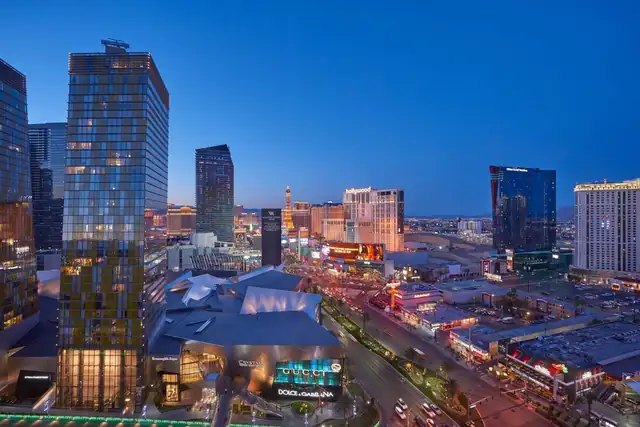 Waldorf Astoria en Las Vegas, horizonte de la ciudad con edificios modernos