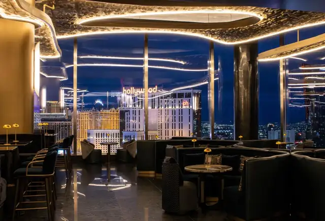 Waldorf Astoria en Las Vegas, interior moderno con vista al horizonte