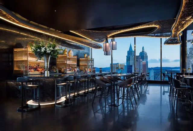 Waldorf Astoria en Las Vegas, bar moderno con vista al perfil de la ciudad