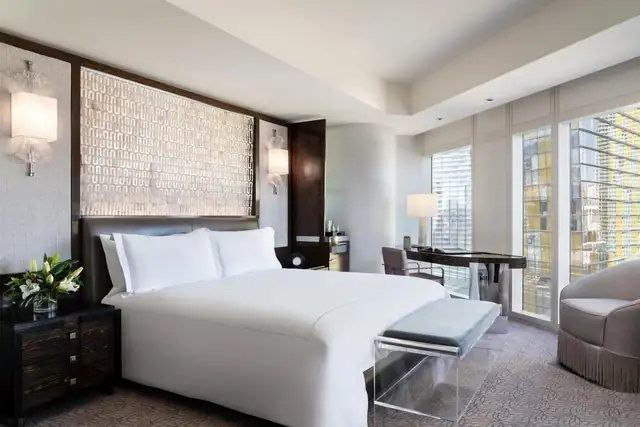 Waldorf Astoria en Las Vegas, habitación con cama grande y mesas de luz