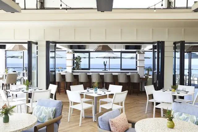 Waldorf Astoria Monarch Beach en Dana Point, amplio comedor interior con varias mesas