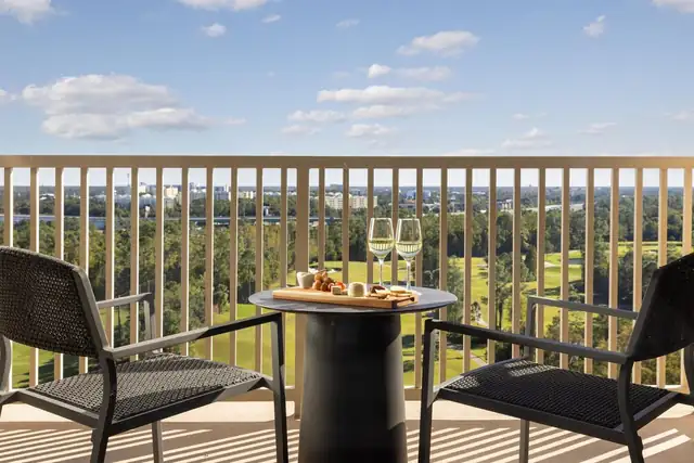 Waldorf Astoria Orlando en Orlando, balcón con dos sillas y una mesa