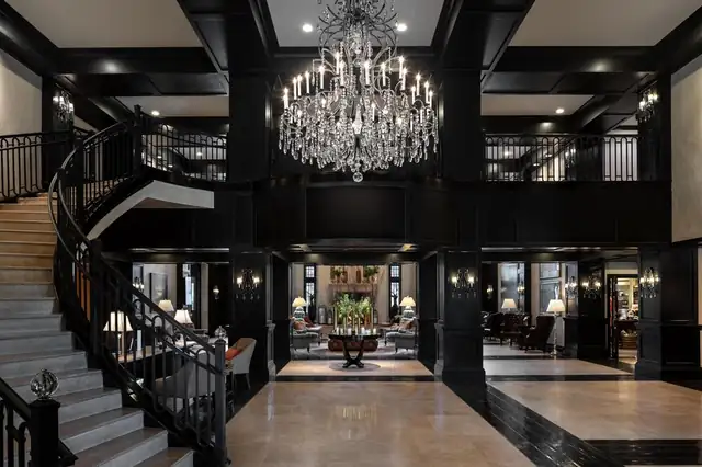 Waldorf Astoria Park City, gran lobby con araña de cristal y escalera