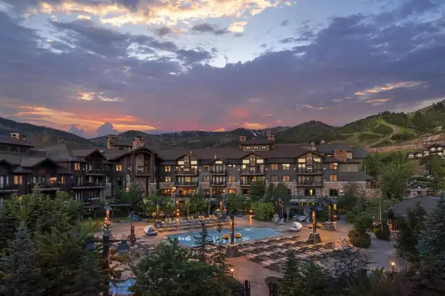 Waldorf Astoria Park City, resort con varias unidades, pileta y vistas a la montaña