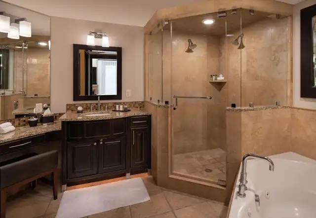 Waldorf Astoria Park City, baño moderno con ducha amplia y bañera