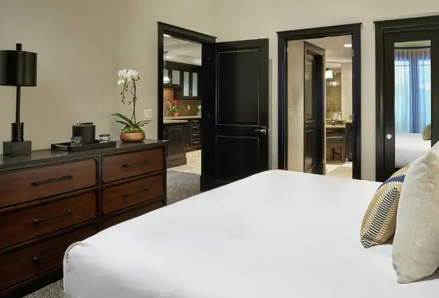 Waldorf Astoria Park City, habitación con cama y cómoda