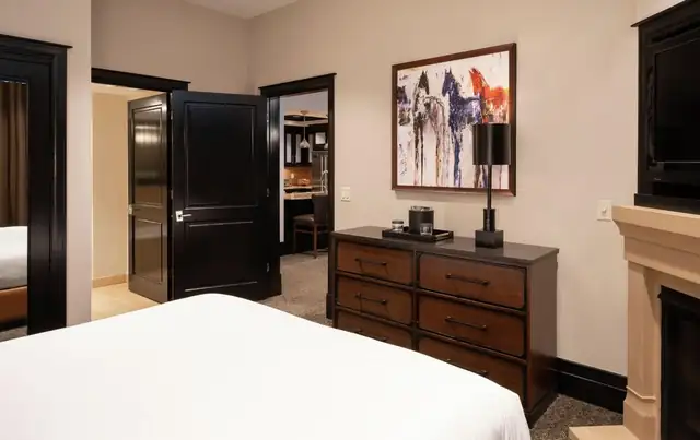 Waldorf Astoria Park City, habitación con cama, un cuadro y chimenea