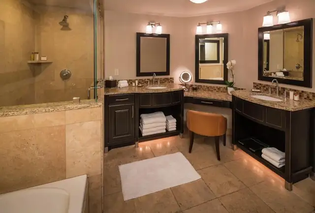 Waldorf Astoria Park City, baño con ducha de vidrio y doble lavabo