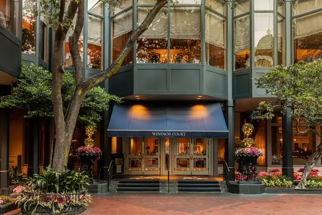 Windsor Court en Nueva Orleans, entrada del hotel con toldo oscuro y escalera