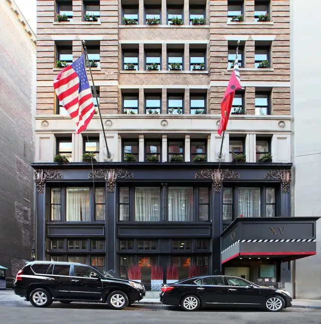 XV Beacon en Boston, fachada clásica con grandes ventanas y entrada destacada